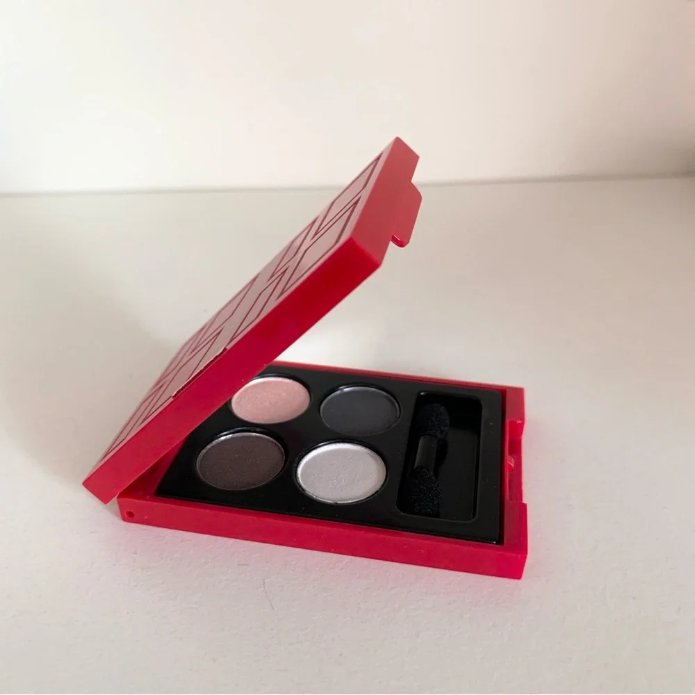 NWOT Elizabeth Arden red door eyeshadow palette special edition